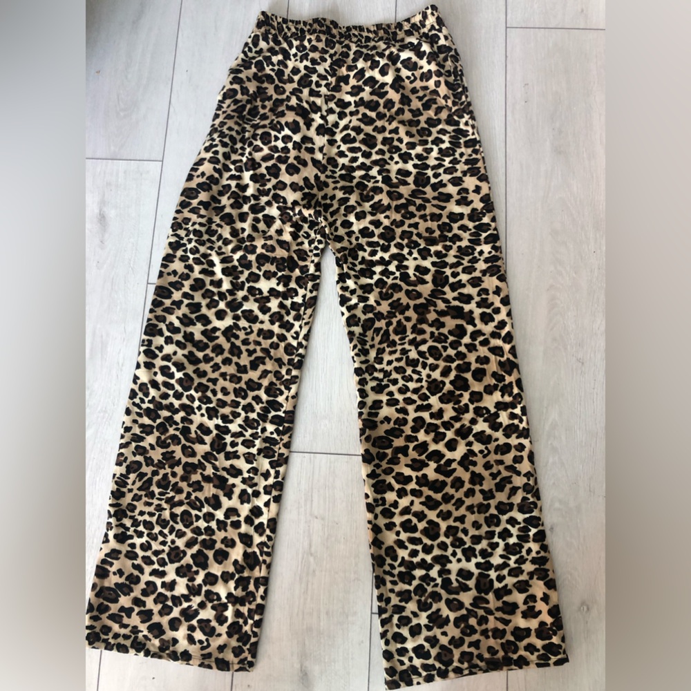 Leopard Print Wide Leg Pants with elastic tie belt.Size M - Picture 6 of 6